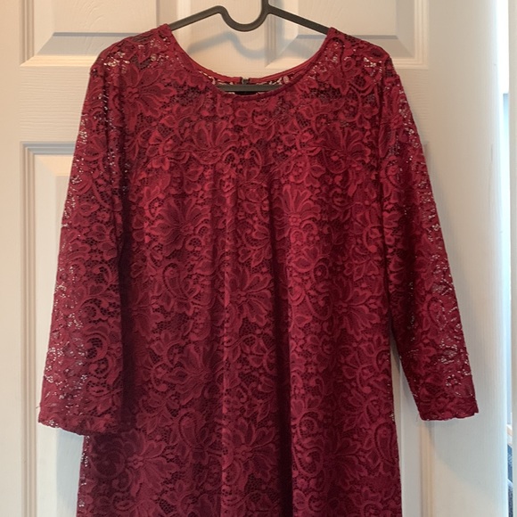 Elegant Lace Midi Dress in Rich Burgundy - Picture 2 of 14